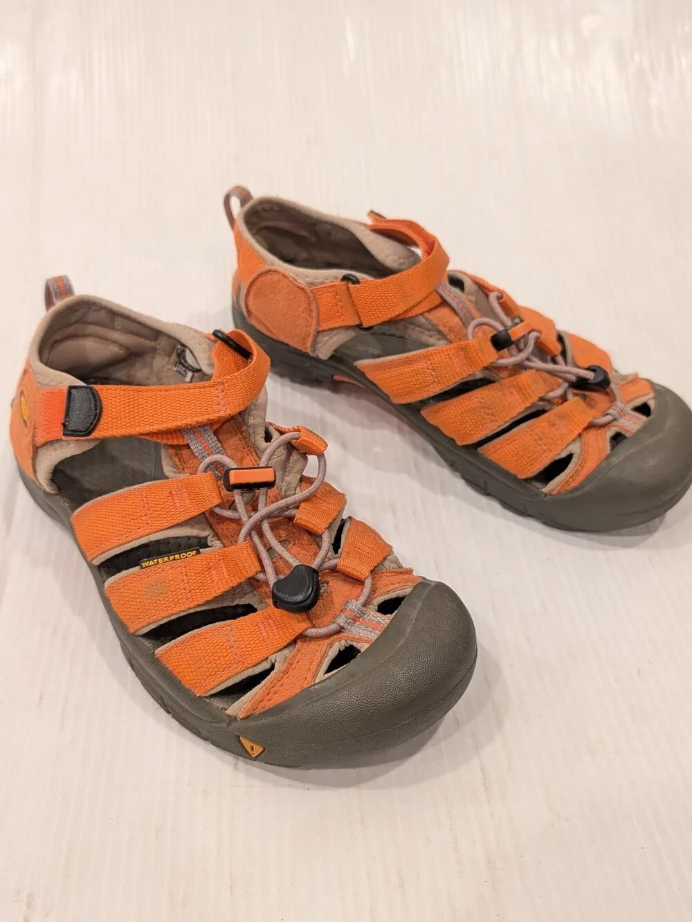 KEEN Newport Big Kids Closed Toe Orange Outdoor Sandals Water Shoes Size 5 Youth